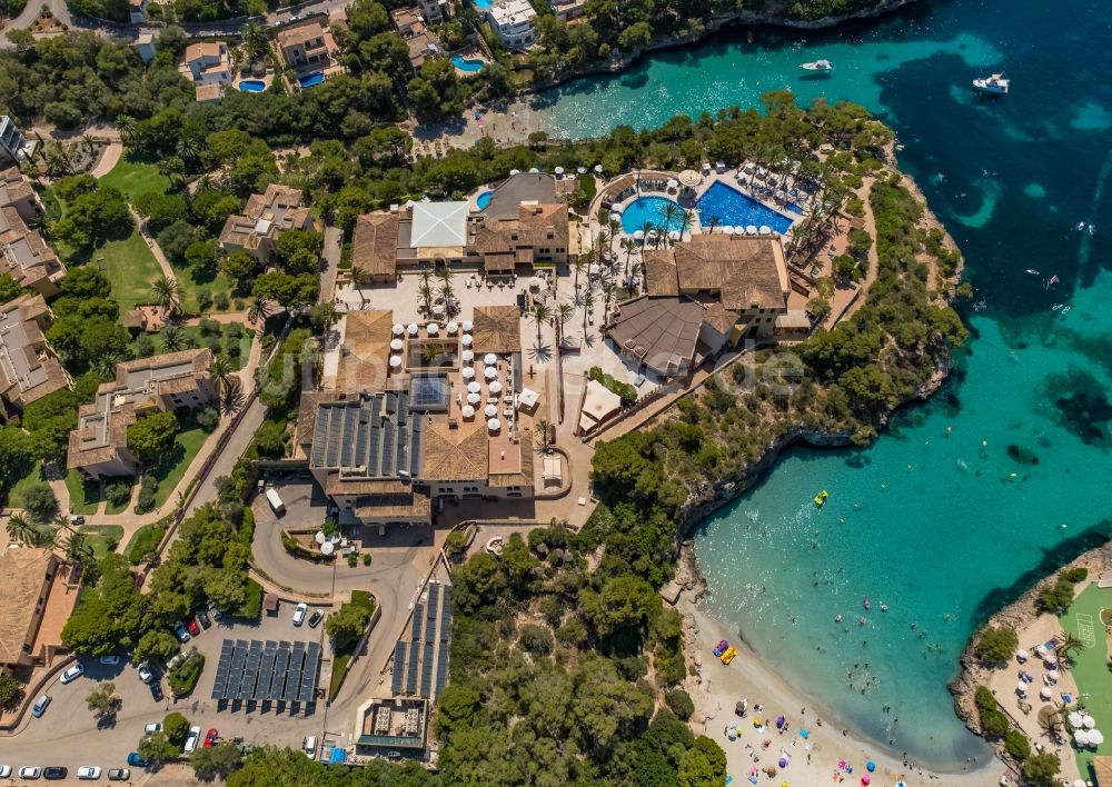 Luftbild Cala D'or - Schwimmbecken - Pool des Hotel Robinson Cala Serena in Cala D'or in Balearische Insel Mallorca, Spanien