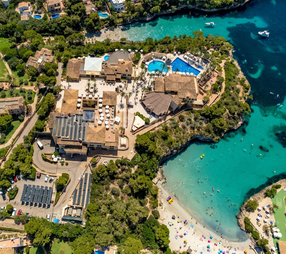 Cala D'or von oben - Schwimmbecken - Pool des Hotel Robinson Cala Serena in Cala D'or in Balearische Insel Mallorca, Spanien