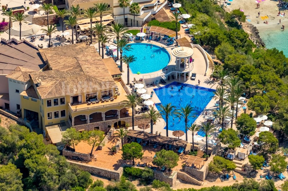 Luftbild Cala D'or - Schwimmbecken - Pool des Hotel Robinson Cala Serena in Cala D'or in Balearische Insel Mallorca, Spanien