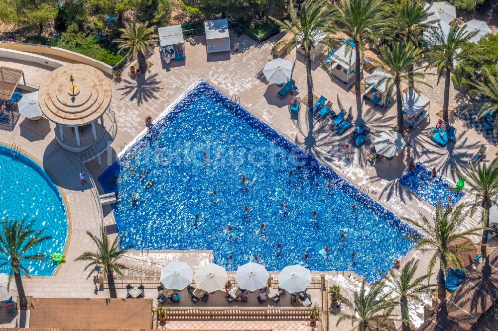 Cala D'or aus der Vogelperspektive: Schwimmbecken - Pool des Hotel Robinson Cala Serena in Cala D'or in Balearische Insel Mallorca, Spanien