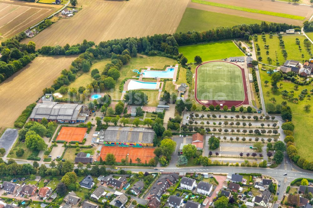 Bergkamen aus der Vogelperspektive: Schwimmbecken - Pool des Wellenbad in Bergkamen im Bundesland Nordrhein-Westfalen, Deutschland