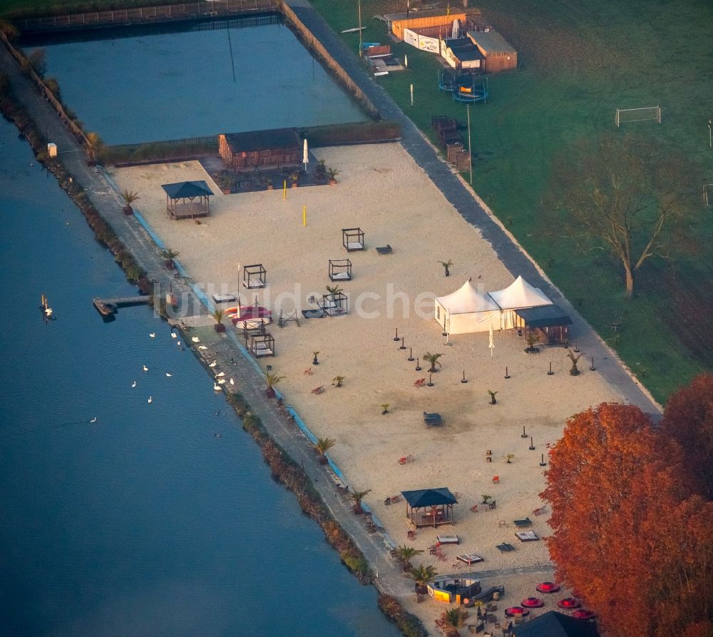 Luftaufnahme Essen - Schwimmbecken und Sandstrand des herbstlichen Freibades Seaside Beach Baldeney in Essen im Bundesland Nordrhein-Westfalen