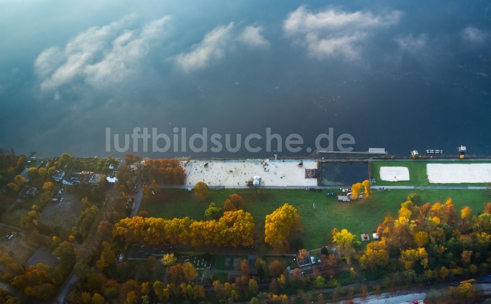 Essen aus der Vogelperspektive: Schwimmbecken und Sandstrand des herbstlichen Freibades Seaside Beach Baldeney in Essen im Bundesland Nordrhein-Westfalen