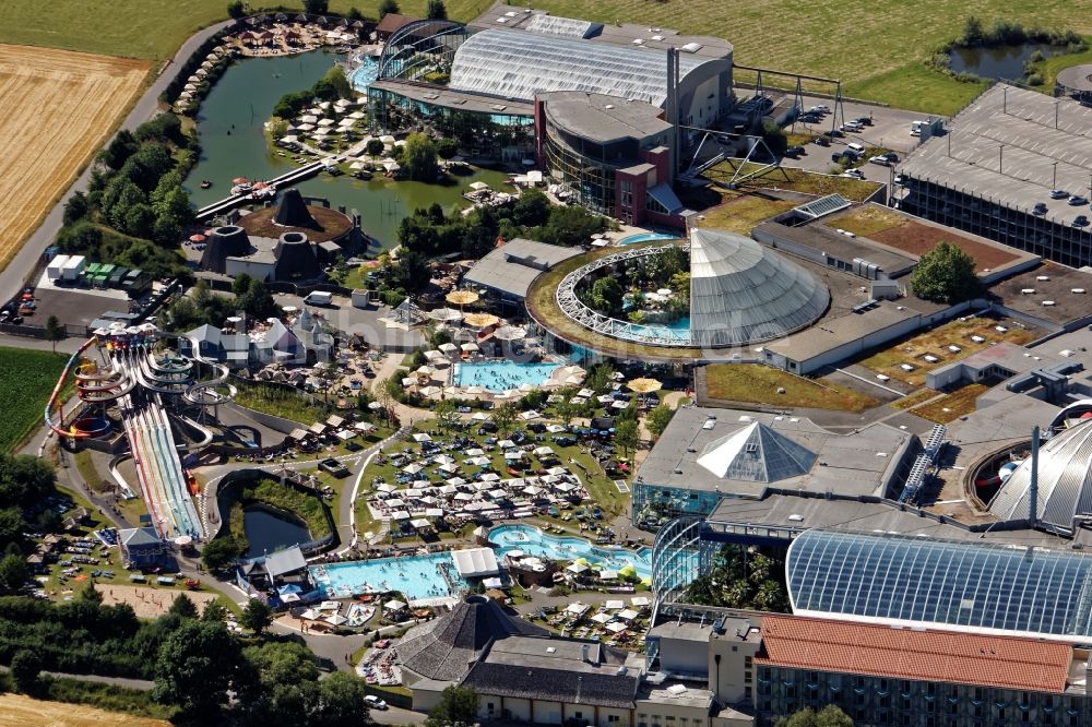 Luftaufnahme Erding - Schwimmbecken mit Wellenbad und Galaxy Wasserrutschen am Hallenbad und Freibad der Therme Erding im Bundesland Bayern