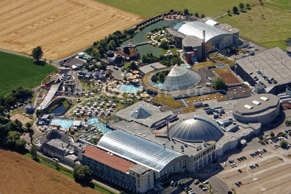 Erding von oben - Schwimmbecken mit Wellenbad und Galaxy Wasserrutschen am Hallenbad und Freibad der Therme Erding im Bundesland Bayern