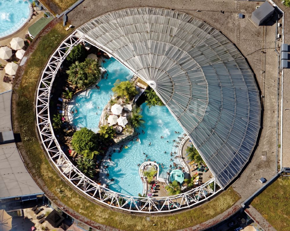 Luftaufnahme Erding - Schwimmbecken mit Wellenbad und Galaxy Wasserrutschen am Hallenbad und Freibad der Therme Erding im Bundesland Bayern