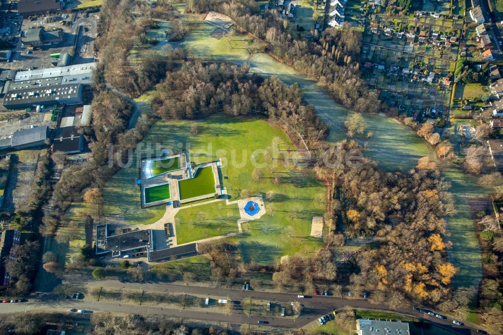 Bochum aus der Vogelperspektive: Schwimmbecken des Wellenfreibades Südfeldmark im Ortsteil Günnigfeld in Bochum im Bundesland Nordrhein-Westfalen