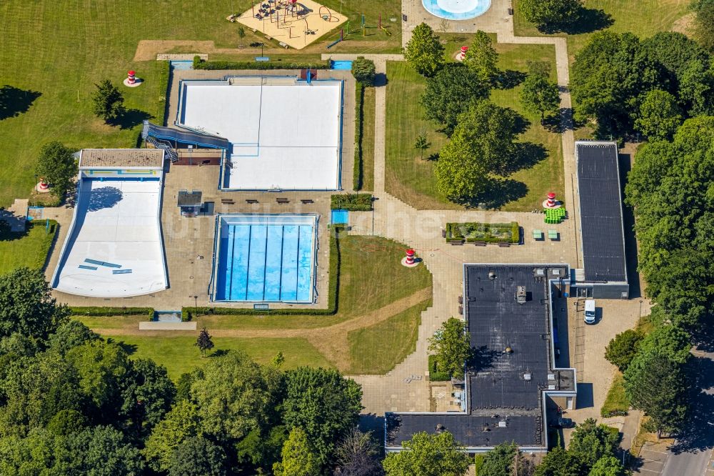 Bochum aus der Vogelperspektive: Schwimmbecken des Wellenfreibades Südfeldmark im Ortsteil Günnigfeld in Bochum im Bundesland Nordrhein-Westfalen