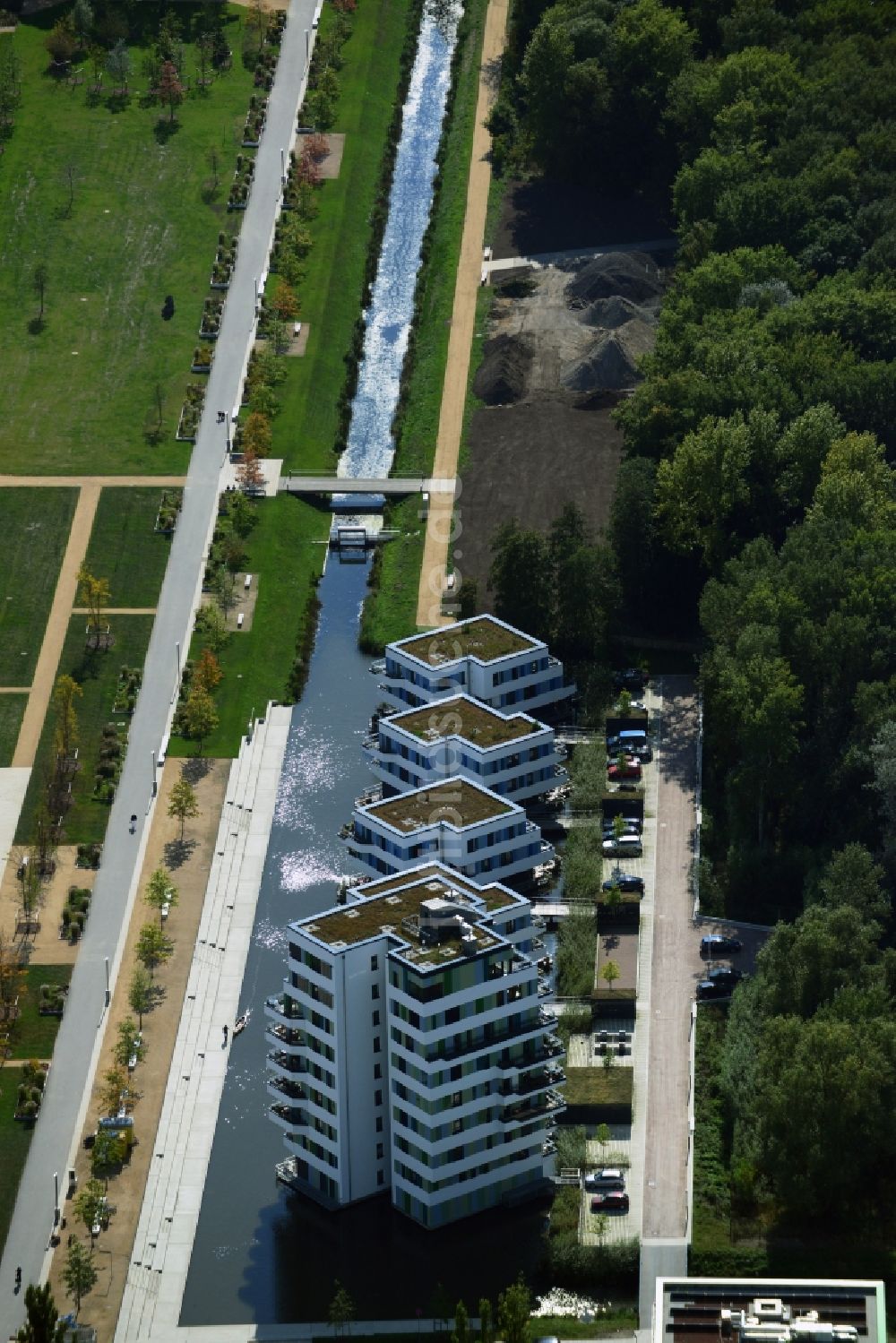 Hamburg von oben - Schwimmende Häuser am Inselpark der IGS in Hamburg - Wilhelmsburg