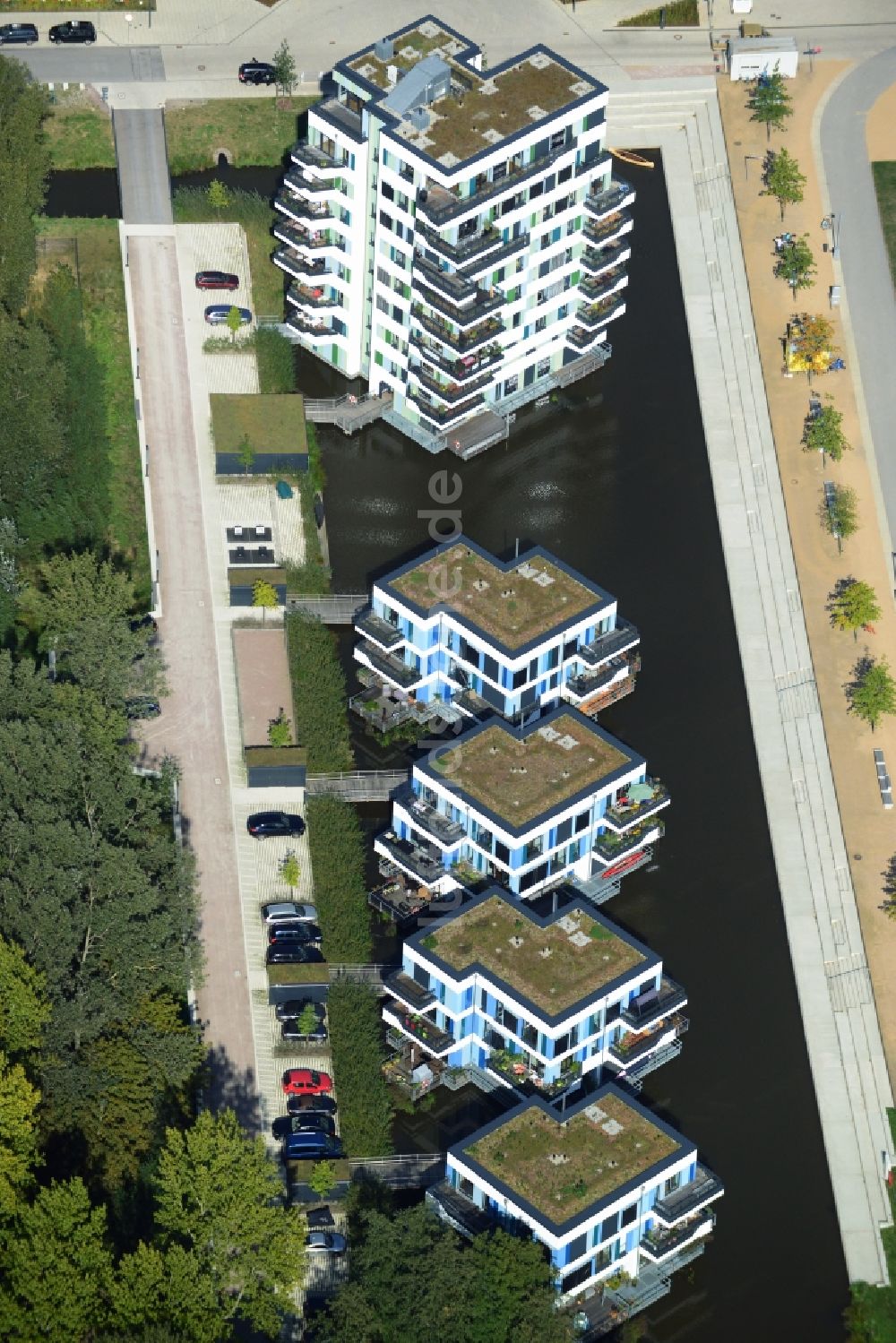 Luftbild Hamburg - Schwimmende Häuser am Inselpark der IGS in Hamburg - Wilhelmsburg