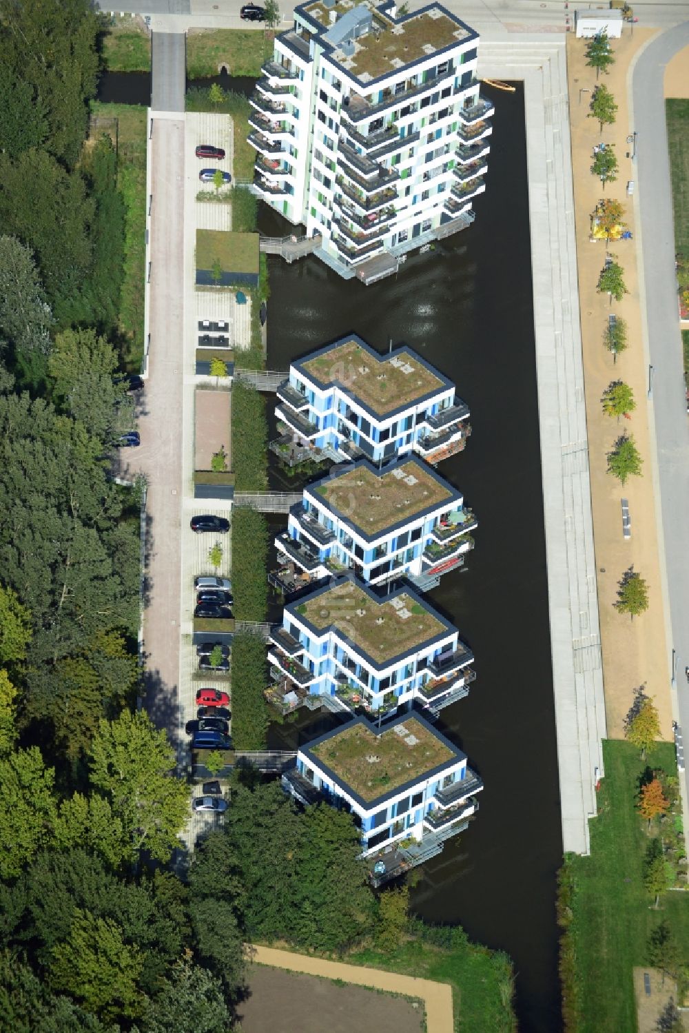 Luftaufnahme Hamburg - Schwimmende Häuser am Inselpark der IGS in Hamburg - Wilhelmsburg