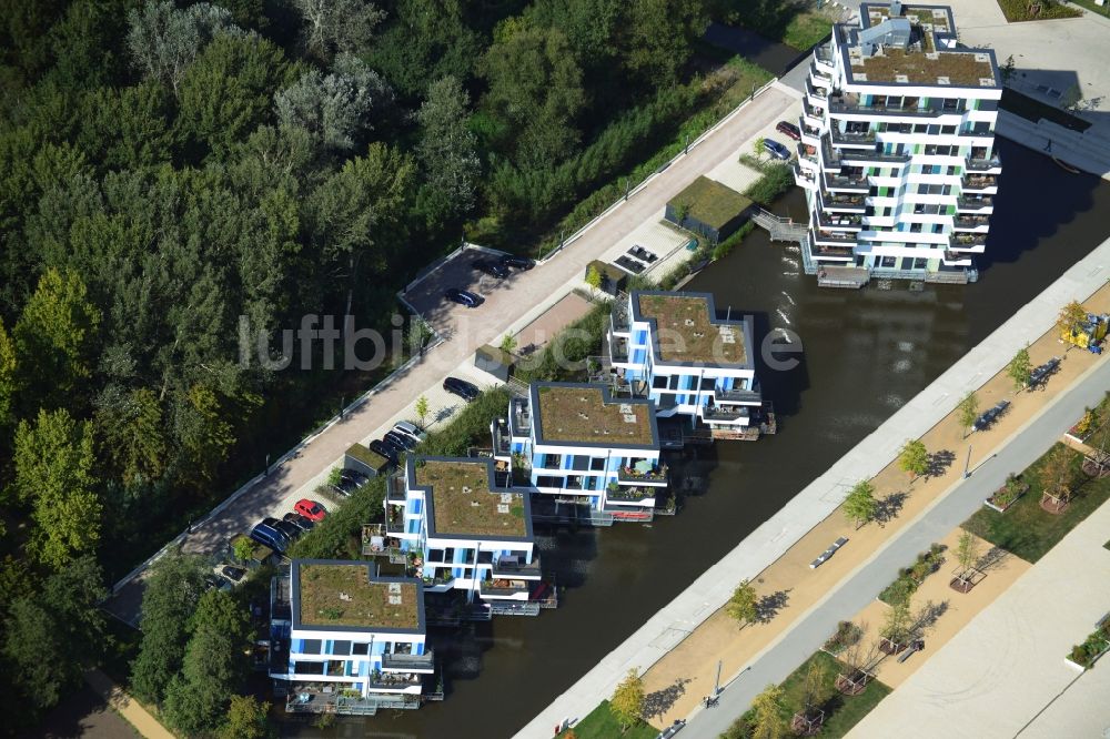 Luftbild Hamburg - Schwimmende Häuser am Inselpark der IGS in Hamburg - Wilhelmsburg