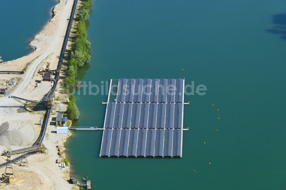 Weeze aus der Vogelperspektive: Schwimmendes Solarkraftwerk und Photovoltaik- Anlagen auf dem Kiestagebau- See in Weeze im Bundesland Nordrhein-Westfalen, Deutschland