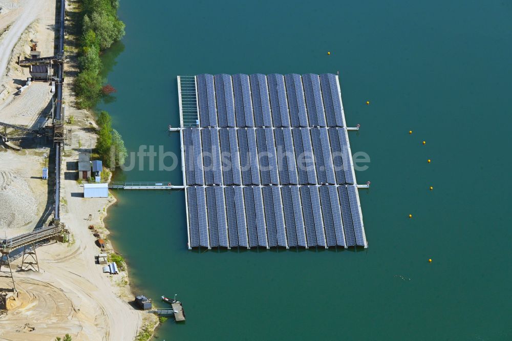 Luftbild Weeze - Schwimmendes Solarkraftwerk und Photovoltaik- Anlagen auf dem Kiestagebau- See in Weeze im Bundesland Nordrhein-Westfalen, Deutschland