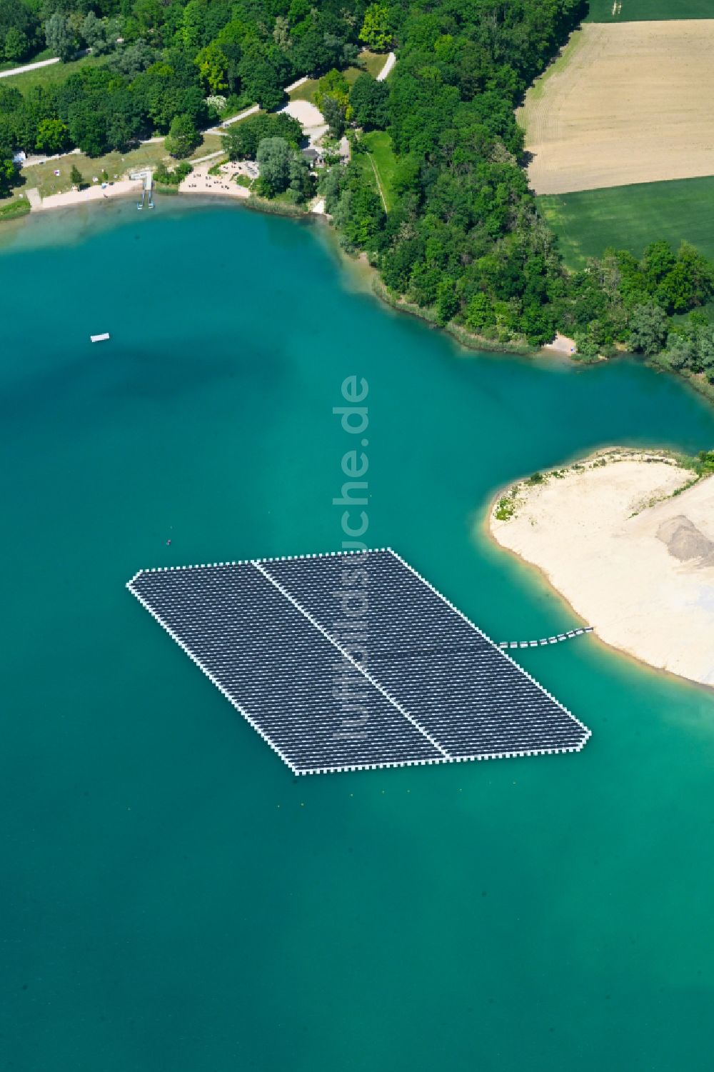 Waldsee aus der Vogelperspektive: Schwimmendes Solarkraftwerk und Photovoltaik- Anlagen in Waldsee im Bundesland Rheinland-Pfalz, Deutschland