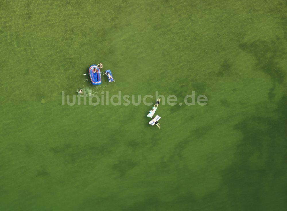 Luftaufnahme Chiemsee - Schwimmer und Badende im Chiemsee im Bundesland Bayern