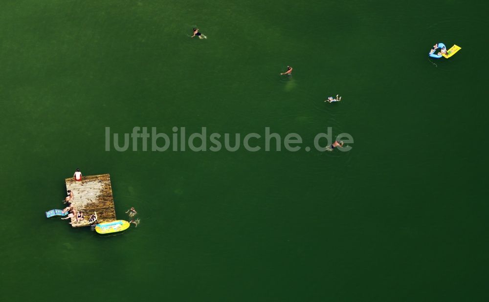 Chiemsee von oben - Schwimmer und Badende im Chiemsee im Bundesland Bayern