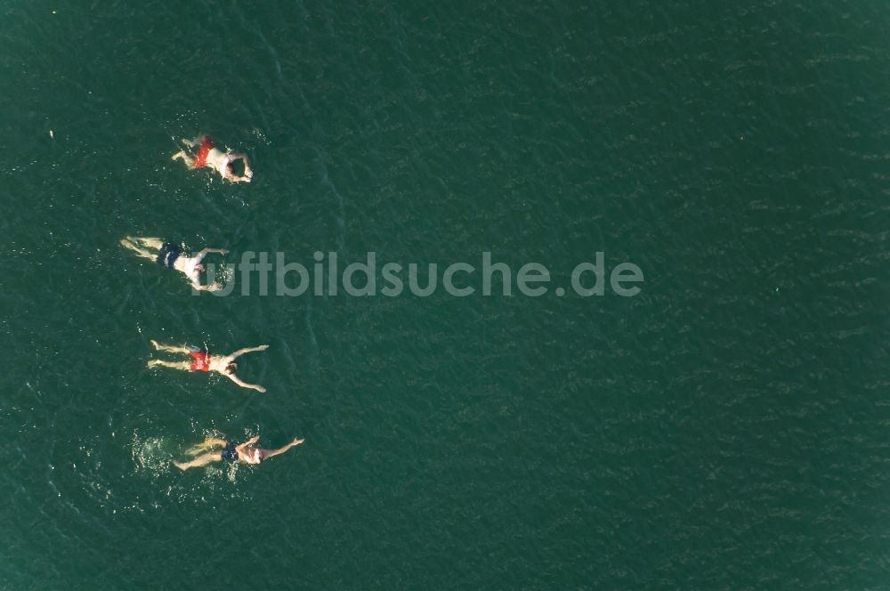 Hückeswagen aus der Vogelperspektive: Schwimmer im Talsperren - Staudamm und Stausee in Hückeswagen im Bundesland Nordrhein-Westfalen, Deutschland, Bewertalsperre