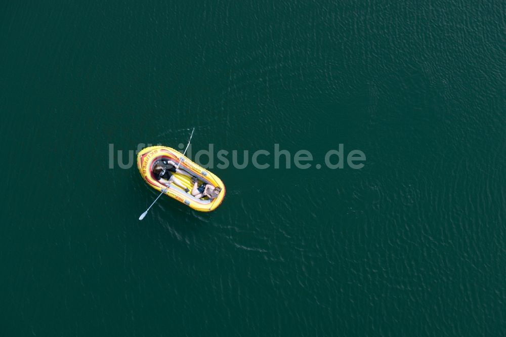 Luftaufnahme Hückeswagen - Schwimmer im Talsperren - Staudamm und Stausee in Hückeswagen im Bundesland Nordrhein-Westfalen, Deutschland, Bewertalsperre