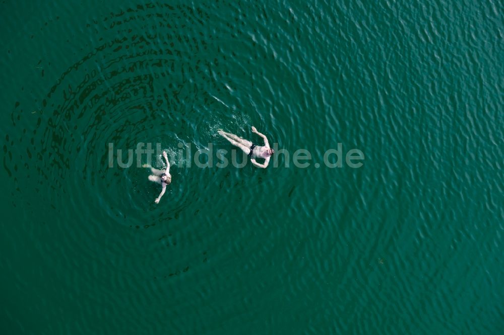 Hückeswagen von oben - Schwimmer im Talsperren - Staudamm und Stausee in Hückeswagen im Bundesland Nordrhein-Westfalen, Deutschland, Bewertalsperre