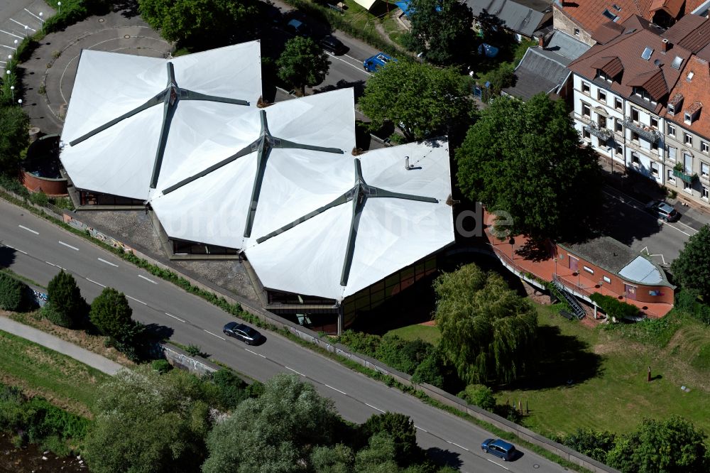 Luftaufnahme Freiburg im Breisgau - Schwimmhalle Faulerbad in Freiburg im Breisgau im Bundesland Baden-Württemberg, Deutschland