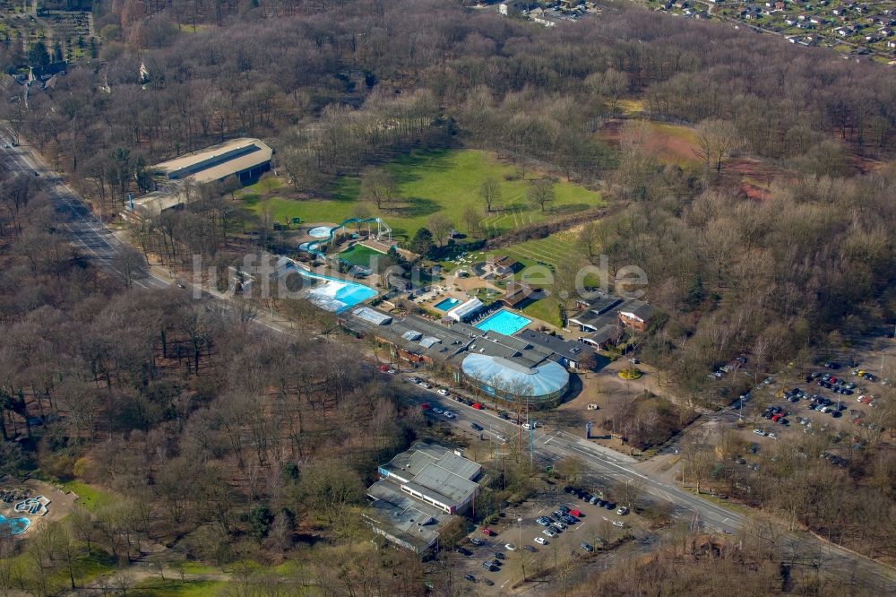 Oberhausen aus der Vogelperspektive: Schwimmhalle und Schwimmbecken des Freibades Solbad Vonderort in Oberhausen im Bundesland Nordrhein-Westfalen