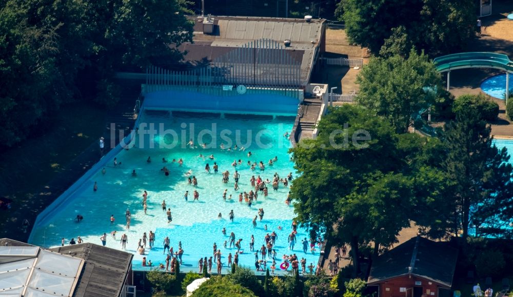 Luftaufnahme Oberhausen - Schwimmhalle und Schwimmbecken des Freibades Solbad Vonderort in Oberhausen im Bundesland Nordrhein-Westfalen