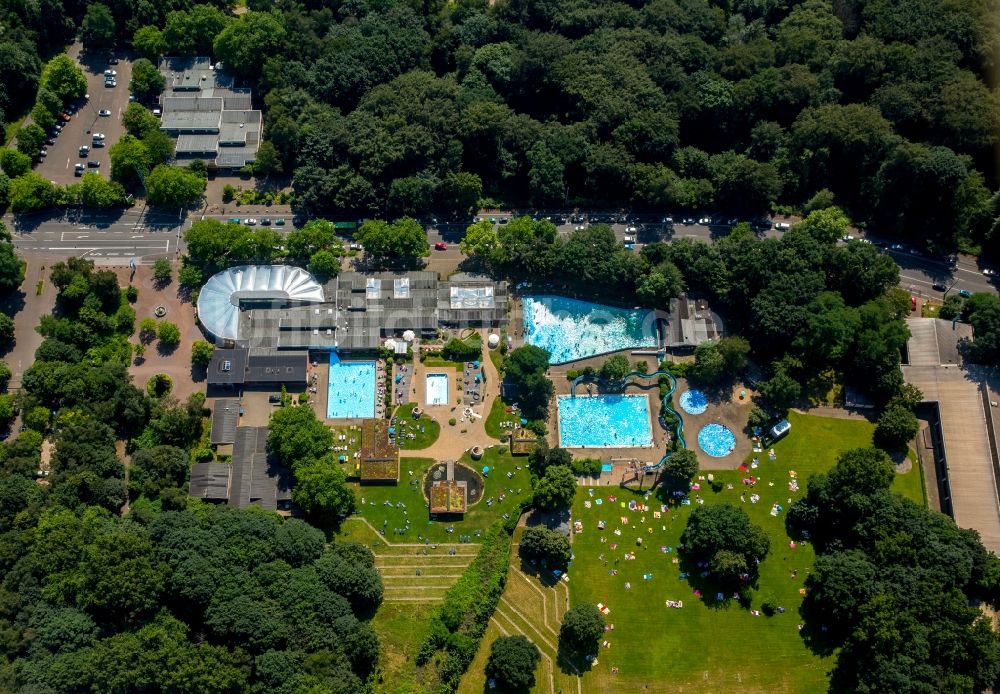 Oberhausen aus der Vogelperspektive: Schwimmhalle und Schwimmbecken des Freibades Solbad Vonderort in Oberhausen im Bundesland Nordrhein-Westfalen