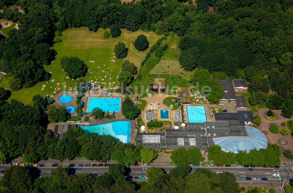 Luftaufnahme Oberhausen - Schwimmhalle und Schwimmbecken des Freibades Solbad Vonderort in Oberhausen im Bundesland Nordrhein-Westfalen