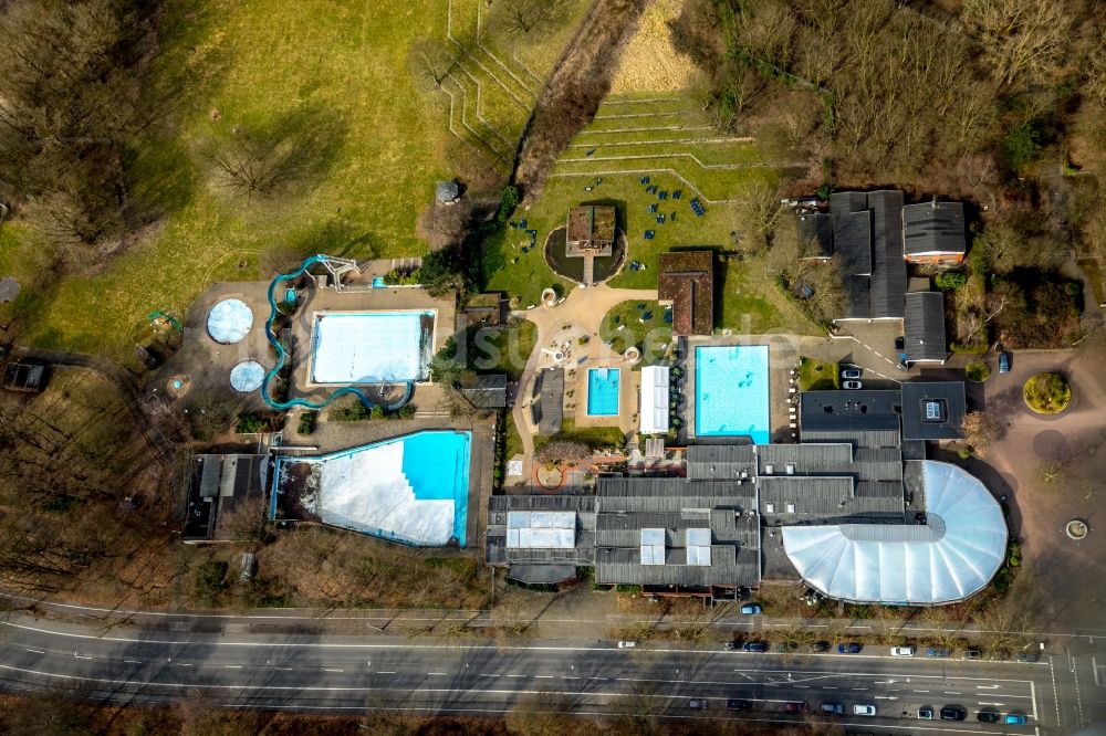 Luftbild Oberhausen - Schwimmhalle und Schwimmbecken des Freibades Solbad Vonderort in Oberhausen im Bundesland Nordrhein-Westfalen