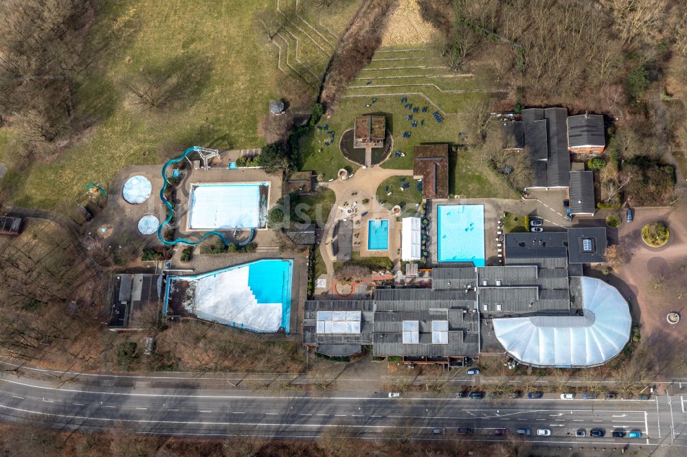 Oberhausen von oben - Schwimmhalle und Schwimmbecken des Freibades Solbad Vonderort in Oberhausen im Bundesland Nordrhein-Westfalen