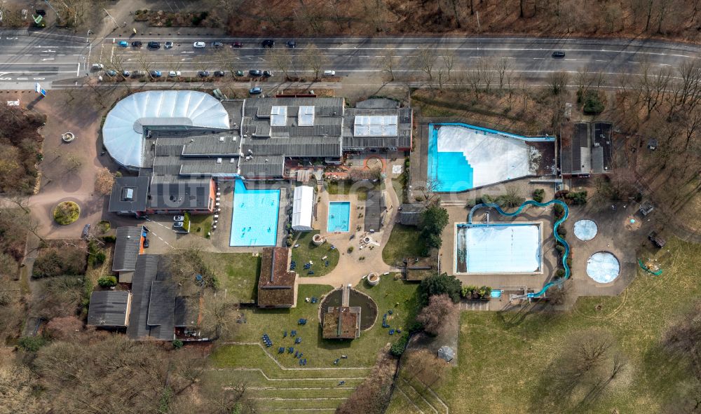 Oberhausen aus der Vogelperspektive: Schwimmhalle und Schwimmbecken des Freibades Solbad Vonderort in Oberhausen im Bundesland Nordrhein-Westfalen