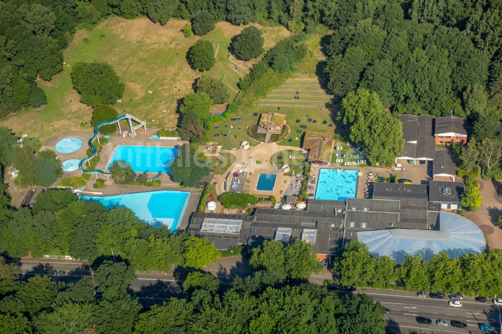 Rothebusch von oben - Schwimmhalle und Schwimmbecken des Freibades Solbad Vonderort in Rothebusch im Bundesland Nordrhein-Westfalen