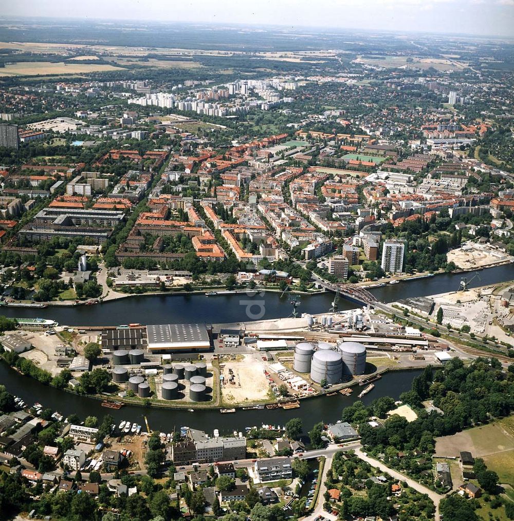 Berlin - Spandau aus der Vogelperspektive: Südhafen der BEHALA.