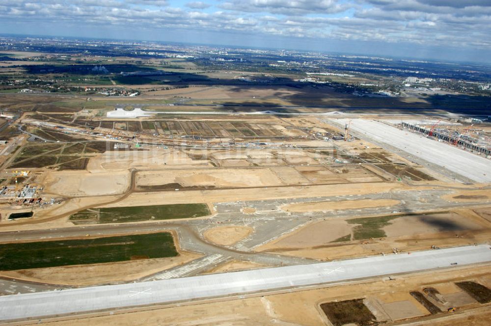 Schönefeld von oben - Südliche Landebahn an der Baustelle Flughafen Berlin-Schönefeld BBI