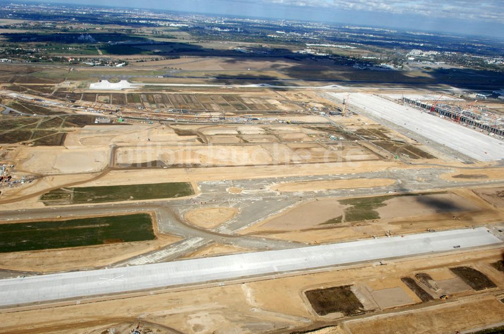 Schönefeld aus der Vogelperspektive: Südliche Landebahn an der Baustelle Flughafen Berlin-Schönefeld BBI