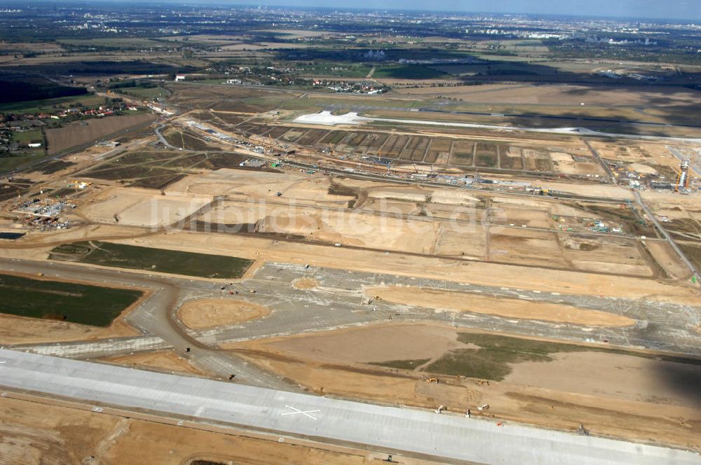 Luftaufnahme Schönefeld - Südliche Landebahn an der Baustelle Flughafen Berlin-Schönefeld BBI