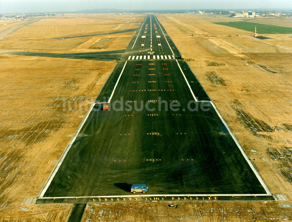 Luftaufnahme Schönefeld - südliche Start- und Landebahn auf dem Flughafen Berlin-Schönefeld