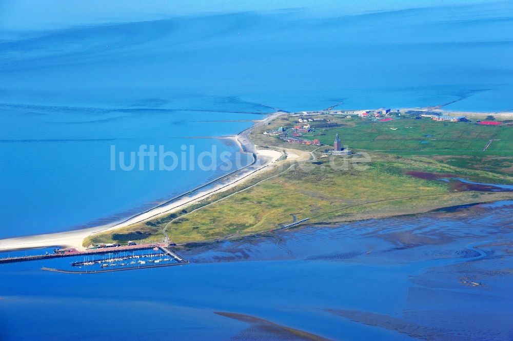 Wangerooge aus der Vogelperspektive: Südwestliche Küste mit Hafenanlagen auf der Insel Wangerooge im Wattenmeer in der Nordsee im Bundesland Niedersachsen