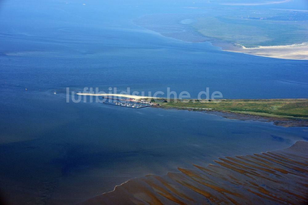 Luftaufnahme Wangerooge - Südwestliche Küste mit Hafenanlagen auf der Insel Wangerooge im Wattenmeer in der Nordsee im Bundesland Niedersachsen