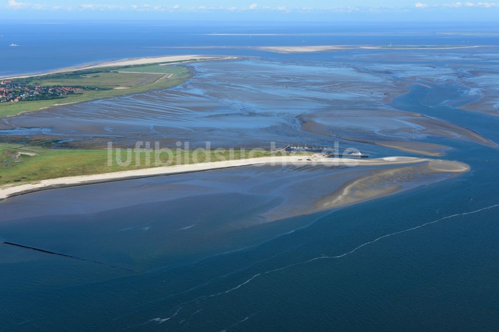 Luftaufnahme Wangerooge - Südwestliche Küste mit Hafenanlagen auf der Insel Wangerooge im Wattenmeer in der Nordsee im Bundesland Niedersachsen