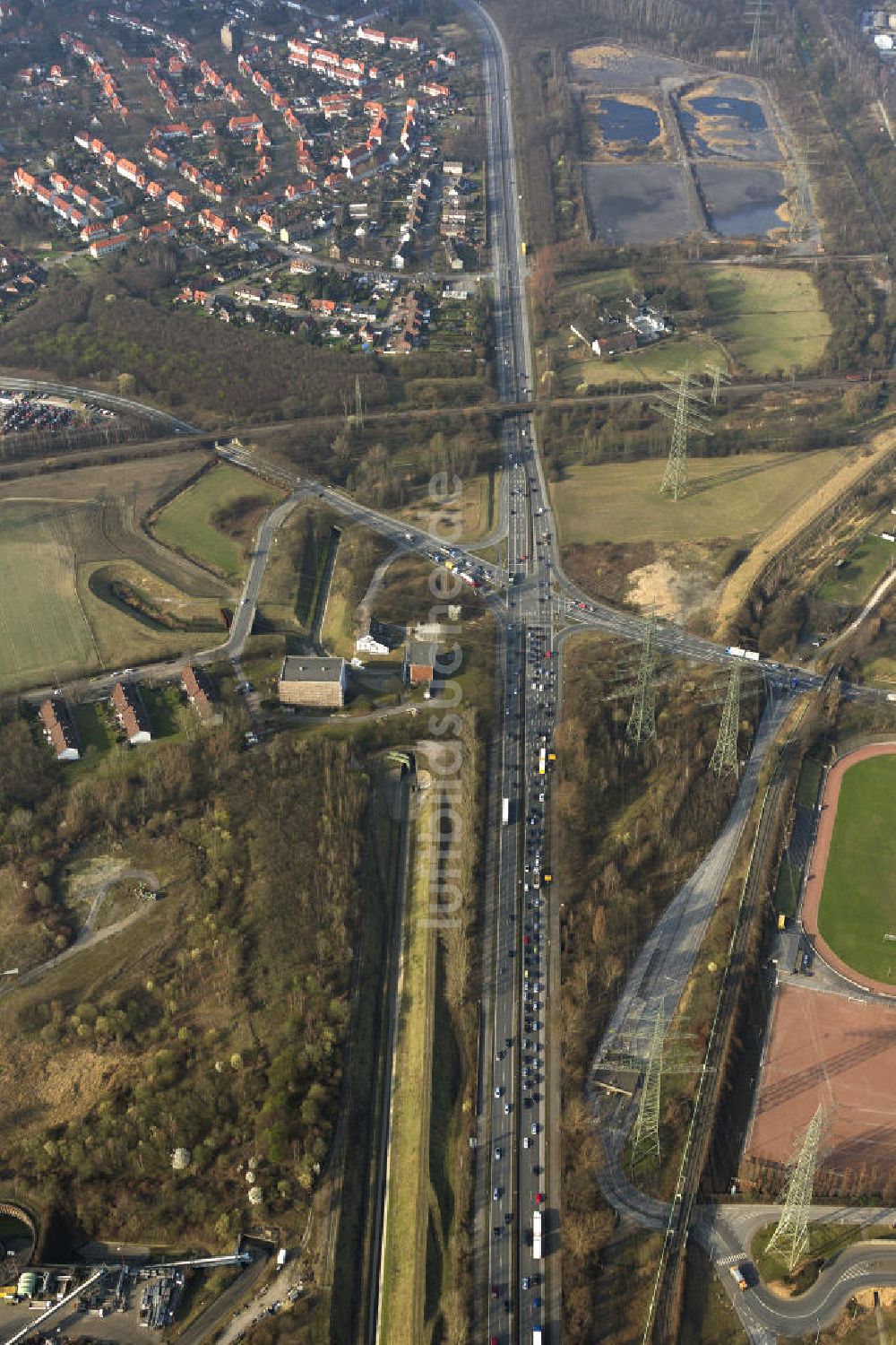 BOCHUM OT Stahlhausen aus der Vogelperspektive: Sechsstreifiger Ausbau der A40 zwischen den Anschlussstellen Gelsenkirchen und Bochum-Stahlhausen