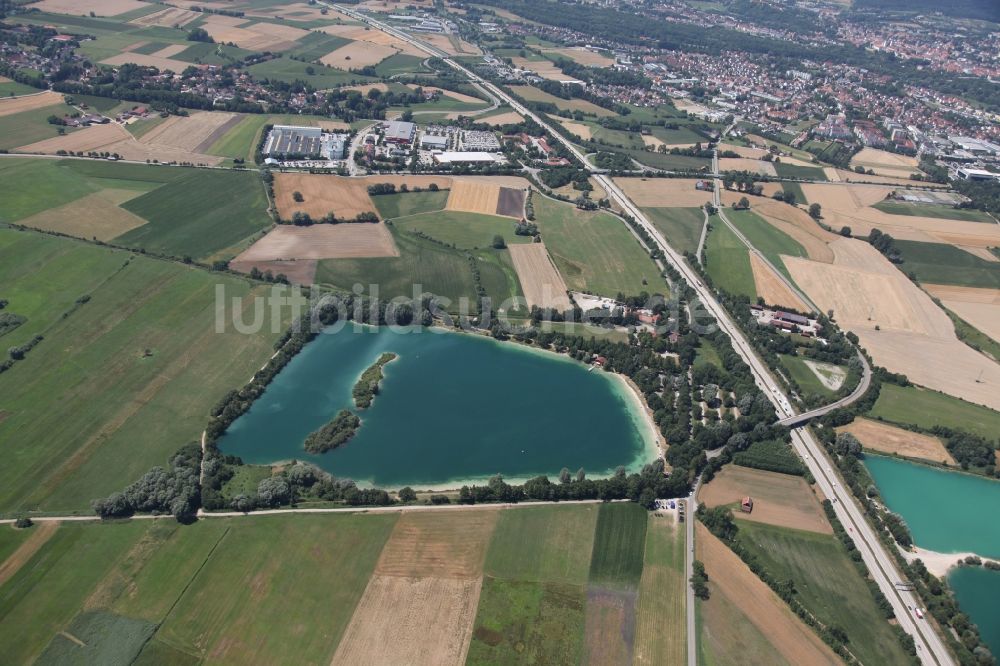 Luftaufnahme Freising - See- Insel auf dem Badesee Stoibermühle in Freising im Bundesland Bayern