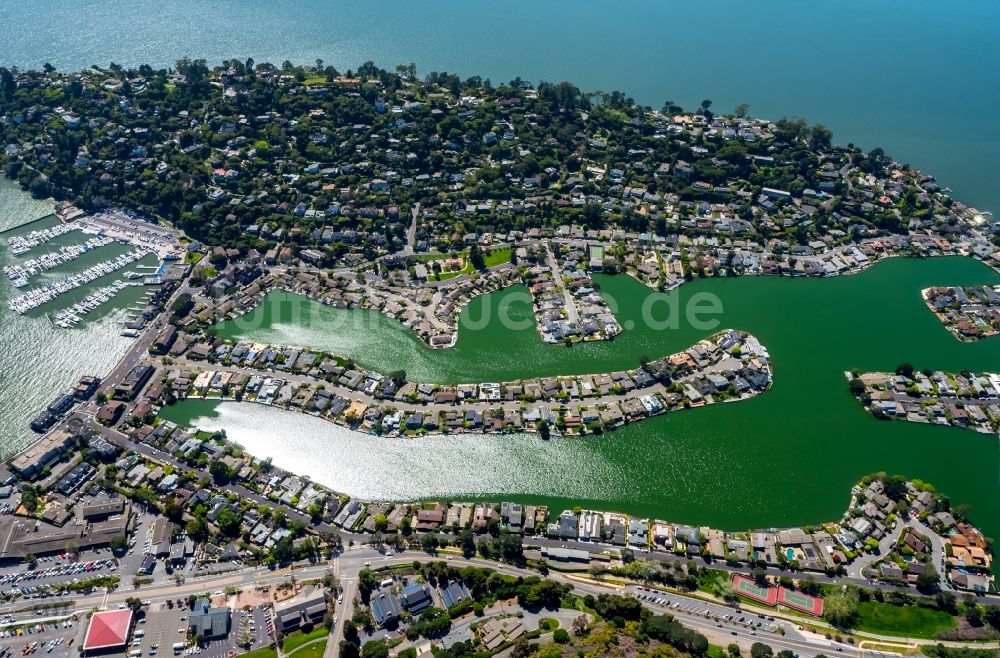 Belvedere Tiburon aus der Vogelperspektive: See- Insel auf dem Belvedere Lagoon entlang der Peninsula Rd in Belvedere Tiburon in Kalifornien, USA