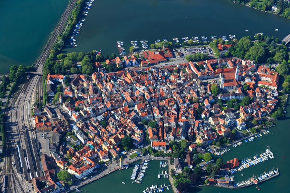 Lindau (Bodensee) von oben - See- Insel auf dem Bodensee in Lindau (Bodensee) im Bundesland Bayern, Deutschland