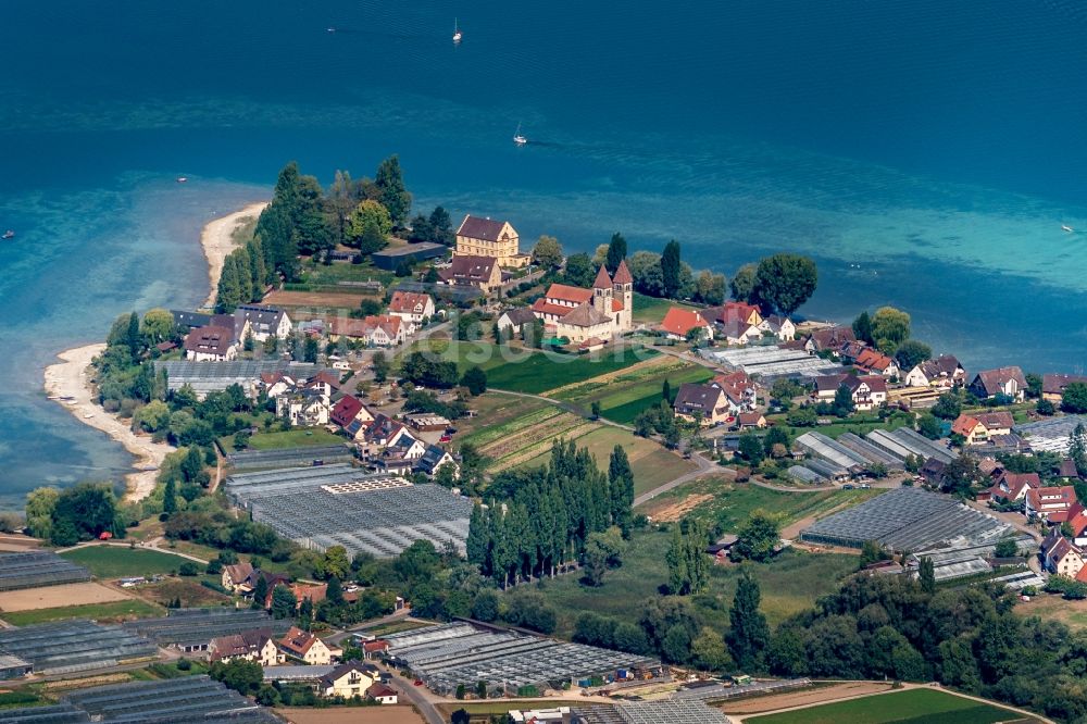 Reichenau aus der Vogelperspektive: See- Insel auf dem Bodensee in Reichenau im Bundesland Baden-Württemberg, Deutschland