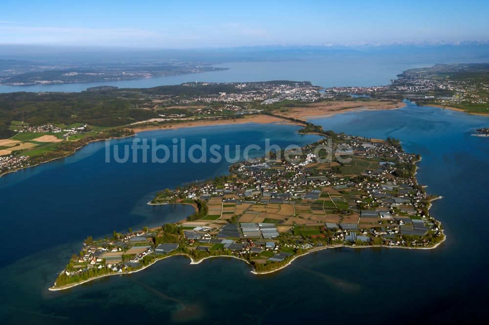 Reichenau aus der Vogelperspektive: See- Insel auf dem Bodensee in Reichenau im Bundesland Baden-Württemberg, Deutschland