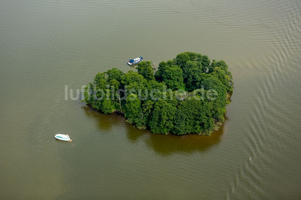 Vipperow aus der Vogelperspektive: See- Insel mit Bäumen auf der Kleine Müritz in Vipperow im Bundesland Mecklenburg-Vorpommern