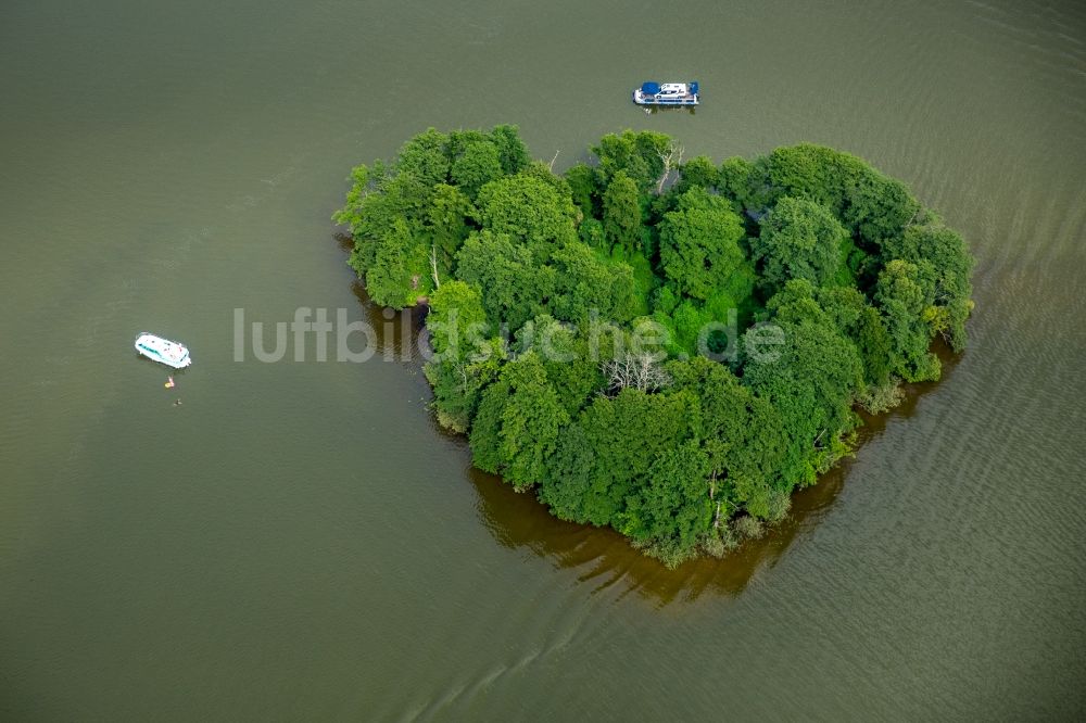 Luftbild Vipperow - See- Insel mit Bäumen auf der Kleine Müritz in Vipperow im Bundesland Mecklenburg-Vorpommern