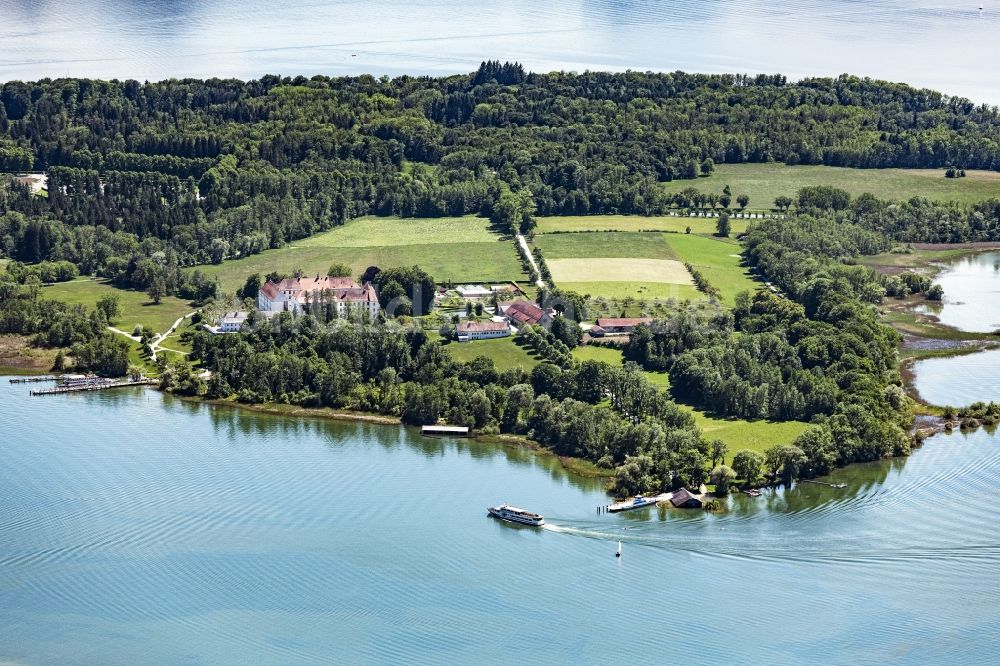 Chiemsee von oben - See- Insel im Chiemsee (Fraueninsel, Herreninsel und Krautinsel) in Chiemsee im Bundesland Bayern, Deutschland